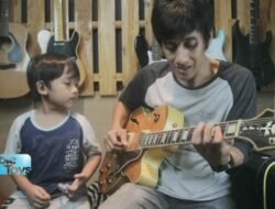 Asiknya Seorang Anak Kecil Menyanyikan Lagu “Yaa Lal Wathan” Karya Pahlawan Nasional KH Abdul Wahab Chasbullah