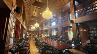 Ruangan Penuh Senjata dan Buku Sejarah, Prabowo : Debat Hanya Untuk Kebaikan Bangsa