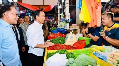 PM Malaysia Anwar Ibrahim Gandeng Presiden Jokowi Blusukan di Pasar Chow Kit Kuala Lumpur