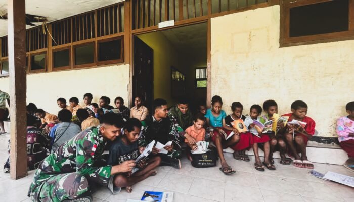 Keceriaan Anak-Anak Perbatasan Papua Saat Disambangi Perpustakaan Keliling Satgas Yonif 122/TS