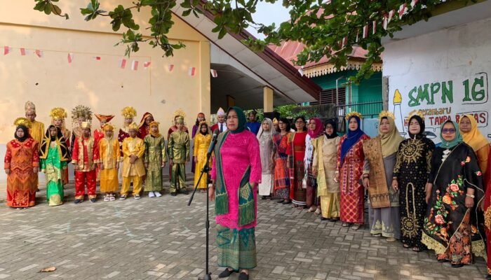 SMPN 16 Pekanbaru Gelar Upacara Peringatan Hari Sumpah Pemuda Ke-95 Di Warnai Busana Daerah Nusantara