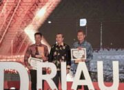 Bupati Rokan Hilir Afrizal Sintong Raih Penghargaan Nominasi Pemerintah Peduli Penyiaran dari Gubernur Riau