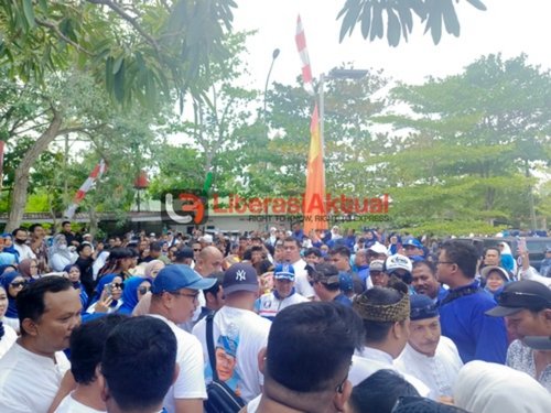 Ditemani Ribuan Warga, Muflihun dan Ade Hartati Mendaftar ke KPU