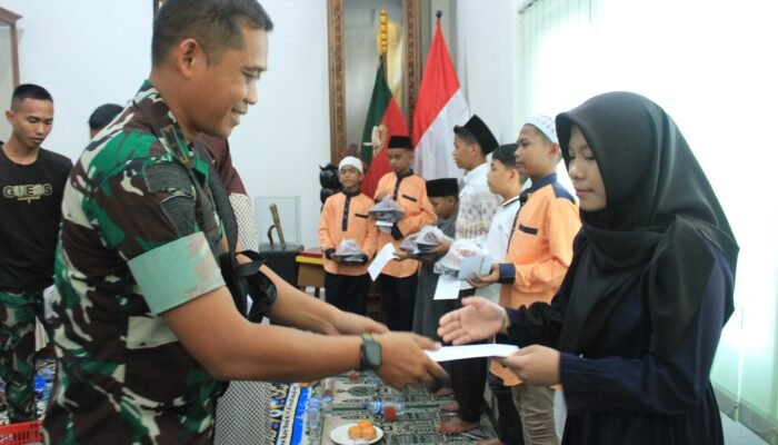 Yonif 132/Bima Sakti Tebar Kebahagiaan: “Jumat Berkah” Bersama Anak Yatim
