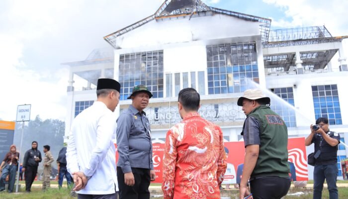 Kebakaran Gedung B9 Tenayan Raya Pekanbaru Berhasil Dikendalikan, Pj Wali Kota Pastikan Aman Terkendali