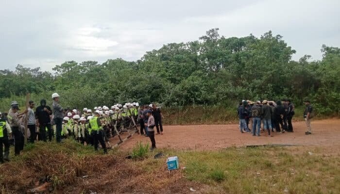 Puluhan Masyarakat Kelompok Tani Usaha Bersama Unjuk Rasa Di PT.Berau Coal