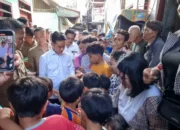 Wakil Presiden Gibran Rakabuming Kunjungi Warga Semarang, Bagikan Susu Dan Alat Tulis Pada Anak-Anak