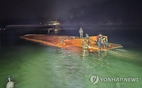 Feri Terbalik di Perairan Seosan: Dua Selamat, Lima Masih Hilang