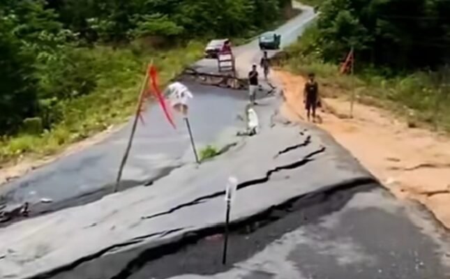 Jalan di Pegat Bukur Putus Akibat Longsor
