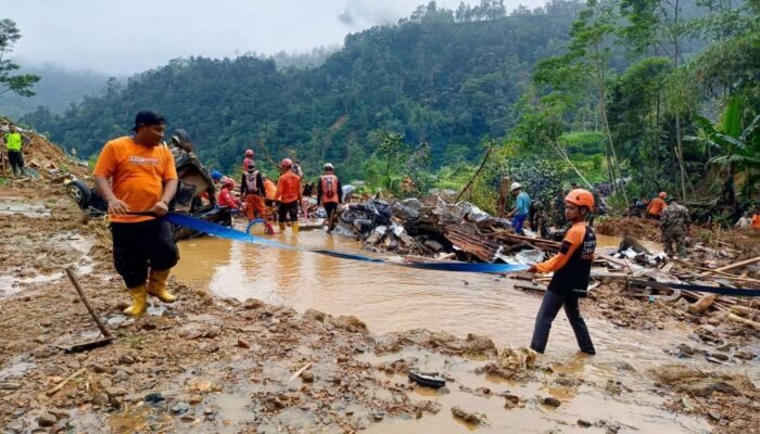 Banjir Bandang dan Longsor di Pekalongan: Korban Bertambah, Proses Evakuasi Terkendala