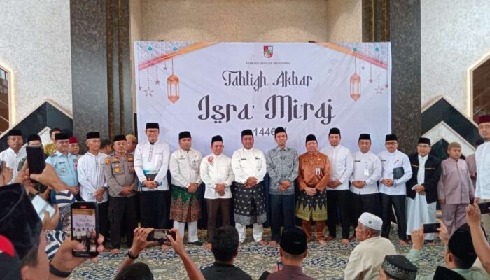 Ribuan Warga Pekanbaru Hadiri Peringatan Isra’ Mi’raj, Ustadz Abdul Somad Beri Tausiah Bermakna