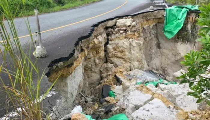 Pengendara Wajib Berhati-hati, Jalan Poros Ulingan Tanjung Batu Longsor.!