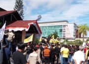 Ratusan Warga Berau Demo di Depan Gedung DPRD Berau, Tolak Kenaikan Tarif Air PDAM Batiwakkal