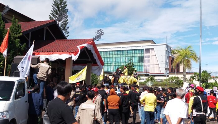 Ratusan Warga Berau Demo di Depan Gedung DPRD Berau, Tolak Kenaikan Tarif Air PDAM Batiwakkal