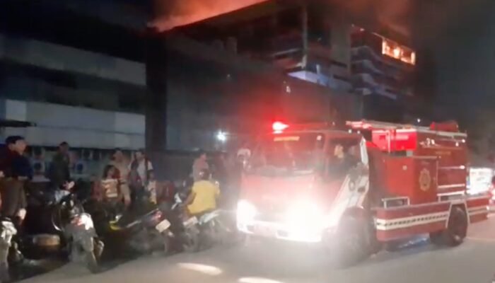 Kebakaran Hebat di Glodok Plaza, Petugas Damkar Berupaya Evakuasi Korban Terjebak