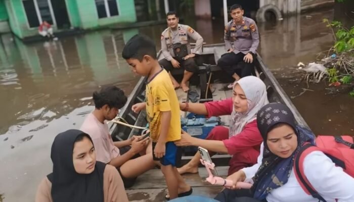 Banjir Sungai Batang Nilo Rendam Desa Lubuk Kembang Bunga, Warga Mengungsi