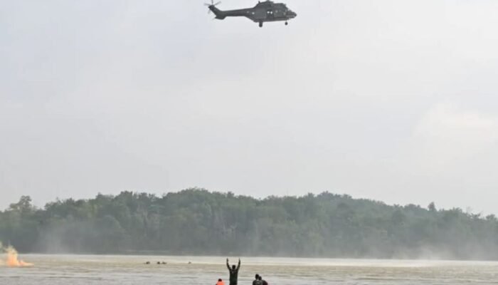 Tim SAR Lanud Roesmin Nurjadin Gelar Latihan Penyelamatan Pilot di Danau Bandar Kayangan