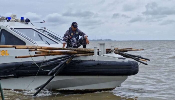 Bambu Bekas Pagar Laut di Pesisir Utara Tangerang Disulap Jadi Barang Bukti dan Alat Budi Daya Kerang Hijau