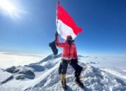 Putri Handayani Kibarkan Merah Putih di Puncak Gunung Vinson Antartika