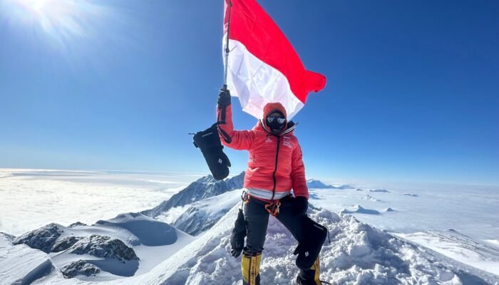 Putri Handayani Kibarkan Merah Putih di Puncak Gunung Vinson Antartika