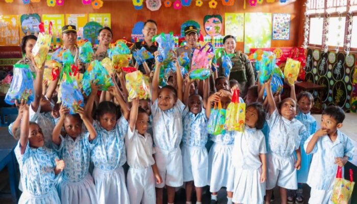 Satgas Ops Damai Cartenz-2025 Sambangi TK Negeri Pembina Oksibil, Bangkitkan Semangat Belajar Anak Papua