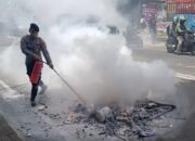 Sidang Praperadilan Hasto Kristiyanto Memanas: Massa Aksi Bakar Properti di Depan PN Jakarta Selatan