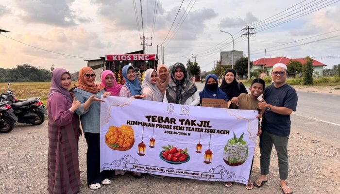 Himpunan Mahasiswa Prodi Seni Teater ISBI ACEH Tebar Takjil di 5 kota di Aceh