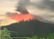 Gunung Lewotobi Laki-Laki Meletus Dahsyat, Kolom Abu Capai 3 Km dan Dentuman Terdengar hingga Larantuka