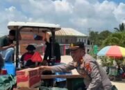 Kapolsek Segah Menyalurkan Bantuan Dengan Kenderaan Seadanya (Jonder))