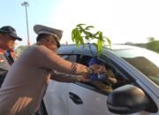Polantas Polda Riau Bagikan Bibit Tanaman dan Edukasi Keselamatan di Jalan Tol