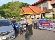 Edukasi Unik Satlantas Inhu: Helm untuk Anak, Cokelat untuk Pengendara Taat