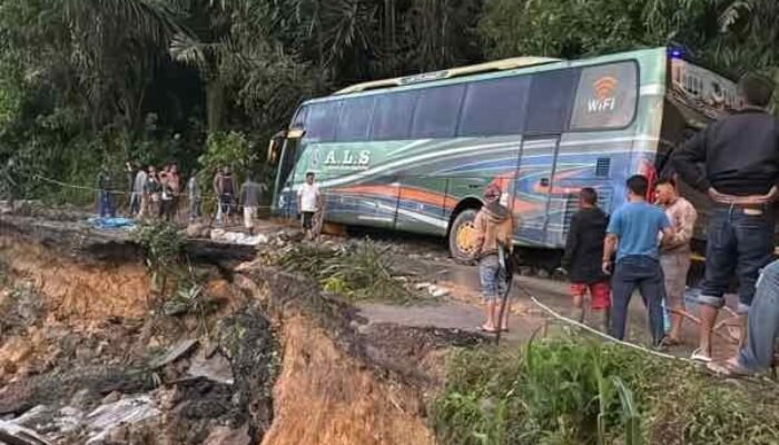 Longsor Putuskan Jalan Nasional Penghubung Tapanuli Selatan dan Tapanuli Utara, Kendaraan Besar Dialihkan
