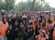 Unjuk Rasa di DPRD Riau Berakhir Damai, Mahasiswa dan Wali Kota Pekanbaru Kompak Bersih-Bersih Lokasi