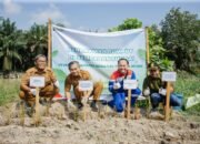 Pertamina FT Sei Siak & Warga Tanjung Rhu Tanam Vetiver di Bantaran Sungai Siak