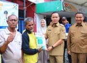 Wako Pekanbaru Salurkan Bantuan Pangan untuk 2.200 Petugas Kebersihan