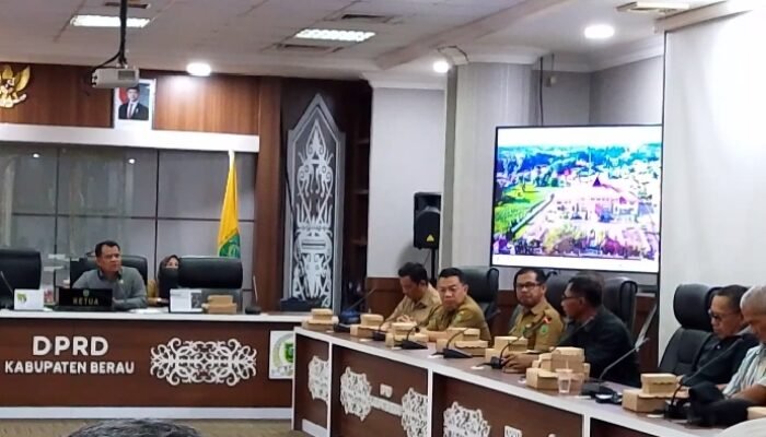 RDP DPRD Berau Soal Hak Pensiunan PT KN  Berlangsung Tegang, di Luar Gedung Ratusan Buruh Tuntut Keadilan dan Kesenjangan Sosial