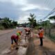 Satgas DLHK Gelar Kerja Bhakti di Jalan Poros Gunung Panjang Bersihkan Endapan Tanah dan Lumpur 