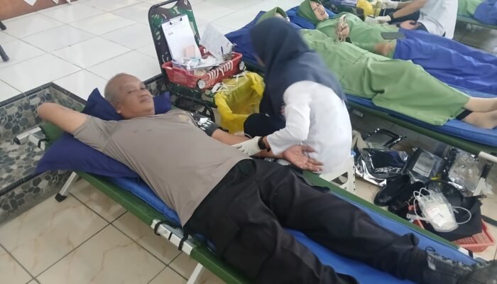 Kanit Binmas Polsek Rangkssbitung Polres Lebak Giat Donor Darah di Kodim 0603/Lebak Menyambut Hari Persit