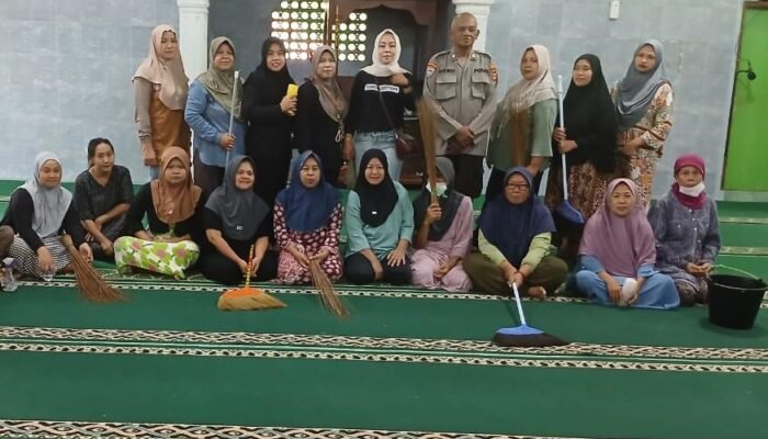 Jelang Bulan Puasa,Kanit Binmas Polsek Rangkssbitung,Kerja Bakti Bersihkan Masjid Bersama Warga