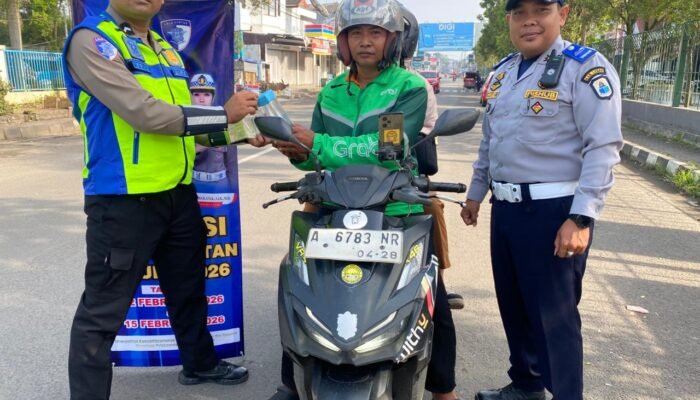 Apresiasi Pengendara Tertib, Sat Lantas Polres Lebak Bagikan Tumbler di Hari Ke-9 Ops Keselamatan Maung 2026