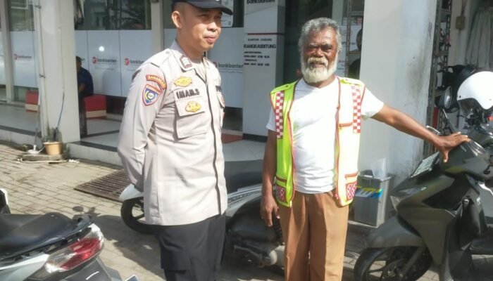 Bhabinkamtibmas Polsek Rangkasbitung Polres Lebak Datangi Jukir Depan di Jalan RA.Kartini Sampaikan Pesan Kamtibmas