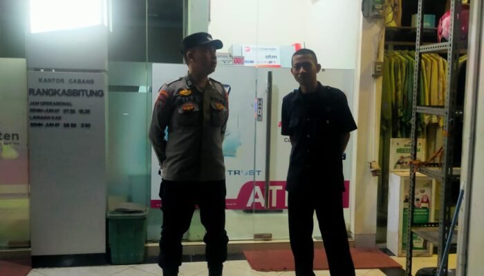 Anggota Polsek Rangkasbitungg Polres Lebak Patroli Dialogis Ke Bank Banten