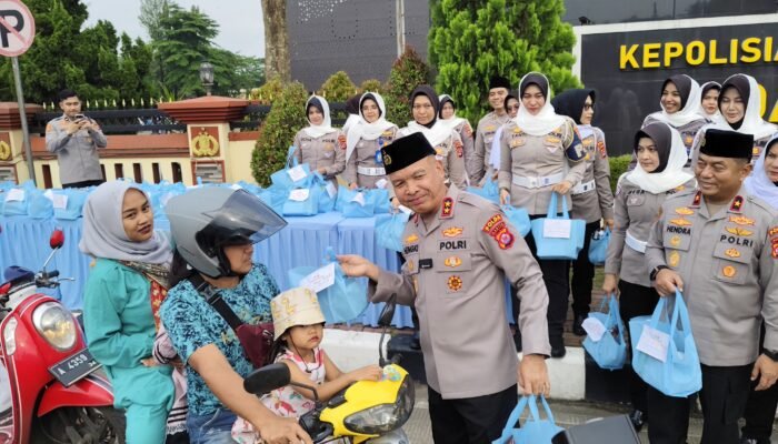 Dibulan Penuh Berkah, Kapolda Banten Berbagi Takjil untuk Pengguna Jalan