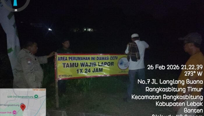 Anggota Polsek Rangkasbitung Polres Lebak Patroli Dialogis Keperumahan Royal Green Land Temui Warga Yang Sedang Memasang Spanduk