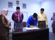 Wawako Pekanbaru Serahkan SK Dewan Pengawas dan Plt Direktur Perumdam Tirta Siak