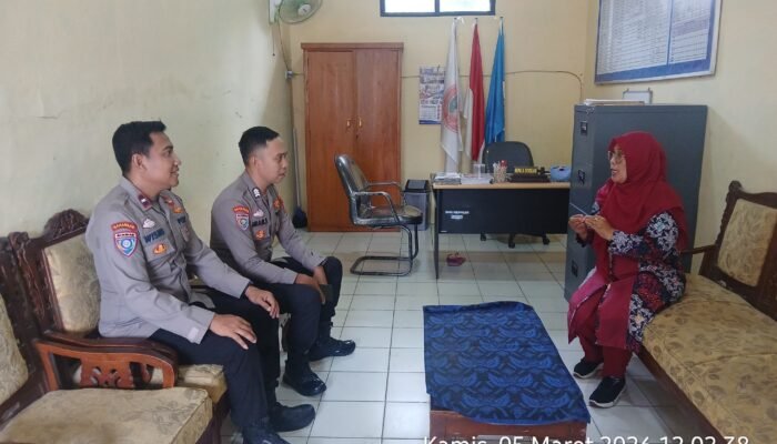 Anggota Polsek Rangkasbitung Polres Lebak Patroli Dialogis dan Temui Kepsek SDN 1 Cijoro Lebak Sampaikan Pesan Kamtibmas