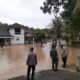 KSPKT III Polsek Rangkasbitung Polres Lebak Cek Rumah Warga Yang Terendam Air Akibat Luapan Sungai Cipendey