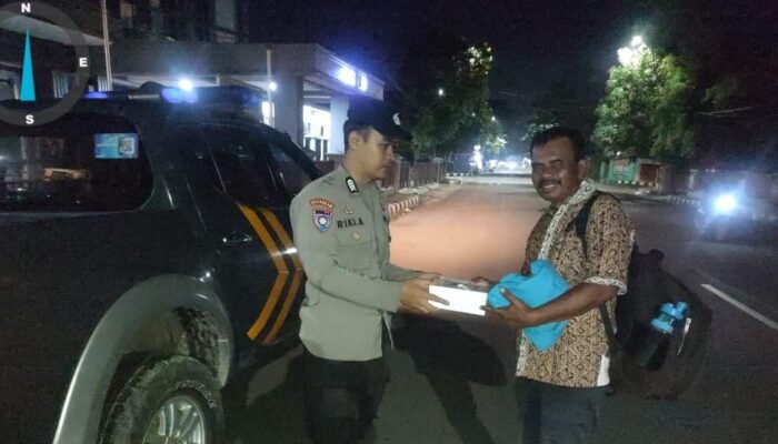 Anggota Polsek Rangkasbitung Polres Lebak Giat Patroli Mobile Sekaligus Bagikan Nasi Kotak Menjelang Sahur