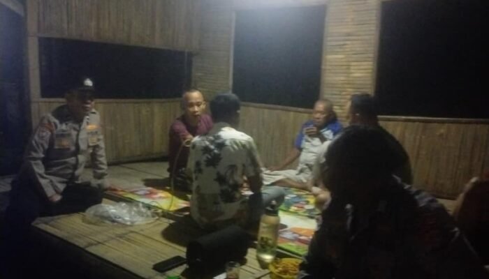 Anggota Polsek Rangkasbitung Polres Lebak Rutin Patroli Dialogis Kepemukiman Temui Warga di Pos Ronda Kampung Kedung