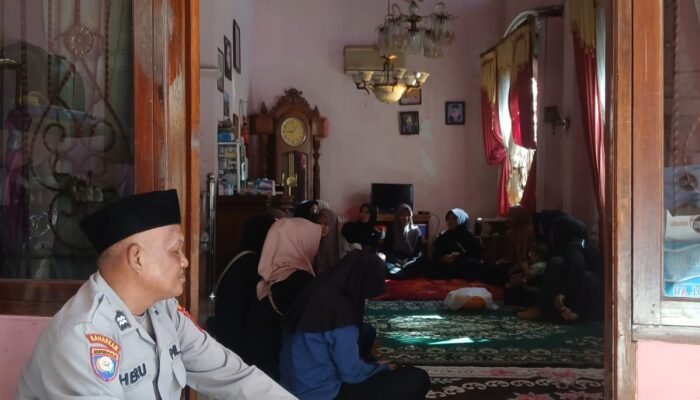 Kanit Binmas Polsek Rangkasbitung Polres Lebak Takziah Ke Rumah Duka di Kampung Kongsen